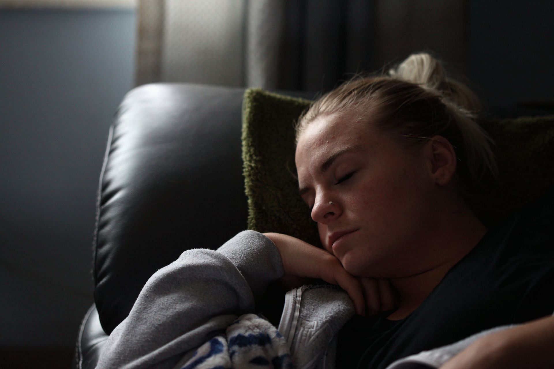 Sleeping at the same time every day (Image via Unsplash / Alexander Grey)